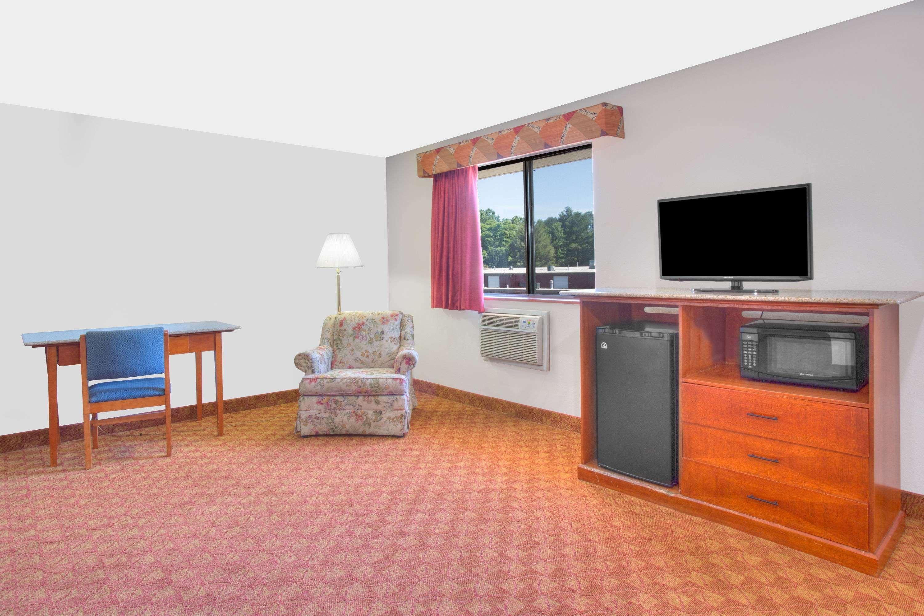 Super 8 By Wyndham Charlottesville Exterior foto
