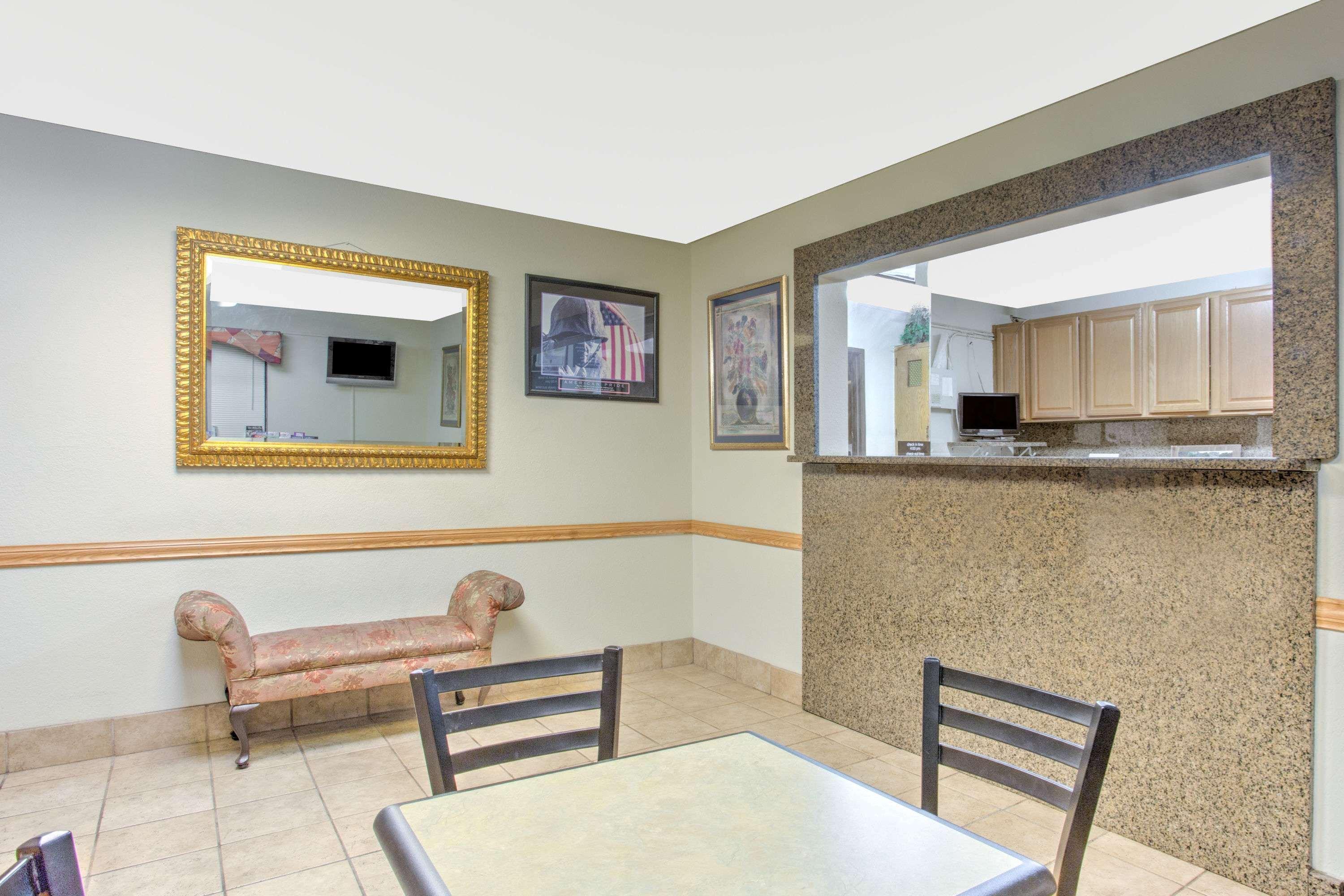 Super 8 By Wyndham Charlottesville Exterior foto